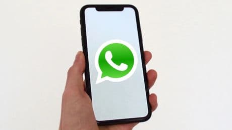 El timo de WhatsApp que se propaga en España: usa la cámara del móvil para robar tus datos bancarios