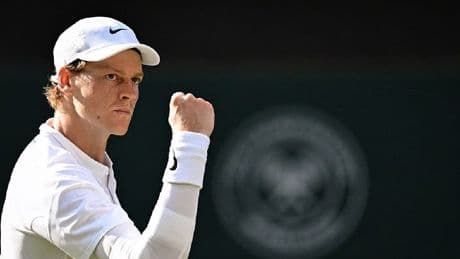 Dünya 1 numarası raket Jannik Sinner, Carlos Alcaraz'ı devirerek Wimbledon şampiyonluğunu elde etti