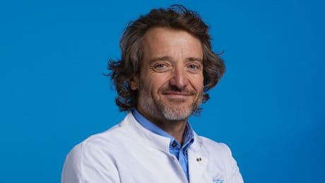 Doctor Javier Albares, experto en sueño: "El mejor somnífero de España no es un fármaco, es leer un libro antes de dormir"