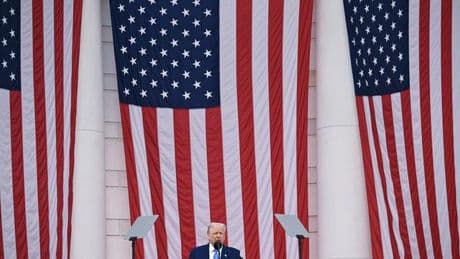 Der US-Überblick am Morgen: Trumps Putin-Kritik empört Russland, Regierung ändert Impfempfehlung