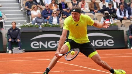 Schrecksekunde im Achtelfinale: Hustenattacke mitten im Match: Zverev verschluckt Fliege - Boris Becker scherzt im TV