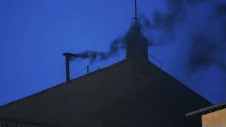 I cardinali in Conclave per l'elezione "social". I 133 elettori blindati in Cappella Sistina. Dopo una lunga attesa la prima fumata nera