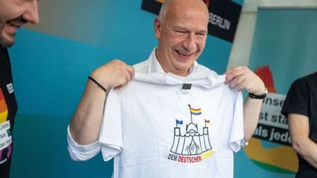 Das könnte Ärger geben - Berlins CDU-Chef überrascht mit Anti-Merz-T-Shirt