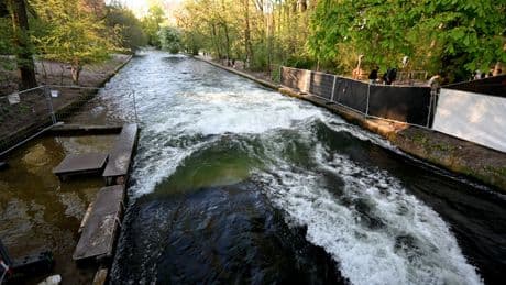 Englischer Garten: Nach Surf-Unfall: Ermittler müssen dem Eisbach auf den Grund gehen