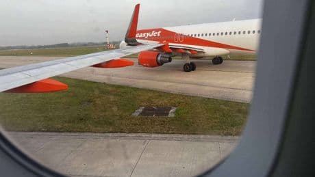 Le ali che si incrociano e la collisione: cos'è successo ai voli Easyjet prima del decollo