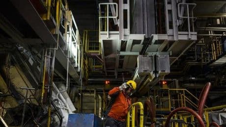 ArcelorMittal renonce à investir plus d’un milliard d’euros dans la décarbonation de ses usines en Allemagne : « La rentabilité de cette transition n’est pas suffisante »