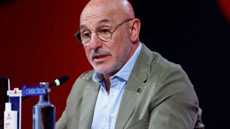 Luis de la Fuente, sobre Gonzalo García: &quot;Como dicen en mi pueblo, hay que hacer algo de mili&quot;
