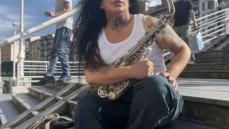 La saxofonista trans vuelve a las calles de Bilbao en Aste Nagusia para animar a Marijaia
