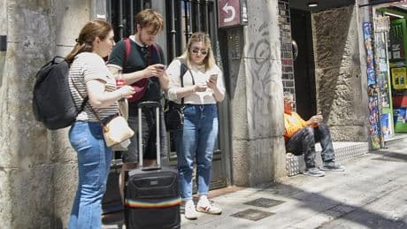 La mitad de los que se construyen al año o el 10% de los que faltan: qué representan los 65.000 pisos ilegales en Airbnb