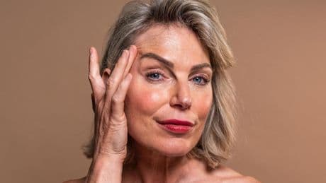 Los 7 imprescindibles de maquillaje a partir de los 50: los productos que siempre llevo en mi neceser