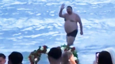 Antrag mit Panne: Heiratsantrag am Strand – Mann wird (unfreiwillig) zum Star des Videos