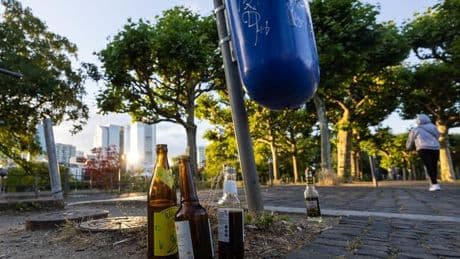 Getränke: Mehrwegflaschen landen im Müll – Debatte über Pfandhöhe