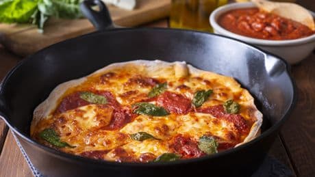 Nicht Mikrowelle oder Ofen: So wärmen Sie Pizza am besten auf