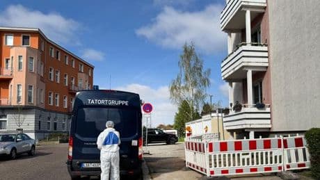 Frau und Kleinkind verletzt: Ermittlungen gehen nach Sturz von Balkon weiter