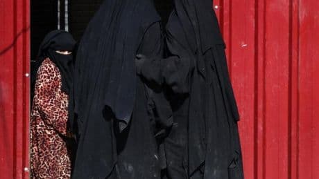 A juicio por terrorismo Yolanda y Luna, las españolas que siguieron a sus maridos hasta Siria y fueron repatriadas con 13 menores a su cargo