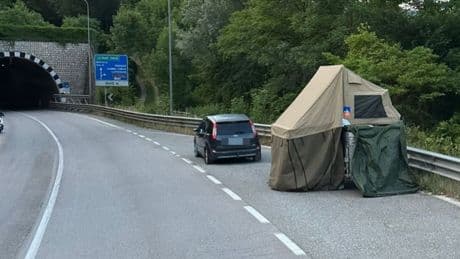 In Italien - Deutscher zeltet auf Pannenstreifen