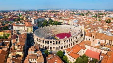 Esta es la ciudad del amor italiana que también tiene un coliseo (¡que todavía se usa!)