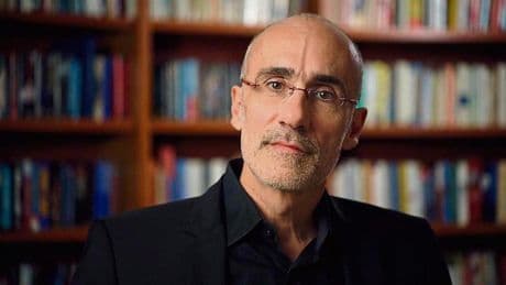 Arthur C. Brooks, profesor de Harvard, sobre el amor: “Las relaciones suelen deteriorarse cuando las parejas dejan de tocarse y de mirarse a los ojos”