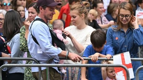 Princess Beatrice and children join crowds for Lionesses’ football victory parade