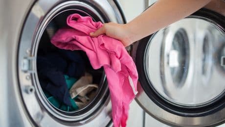 Machen viele falsch: Häufige Waschfehler, die Maschine und Kleidung schaden