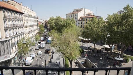 Una pelea en la plaza de Tirso de Molina a plena luz del día termina con un hombre apuñalado: hay dos detenidos