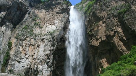 La cascada que admiran los turistas y en realidad se alimenta por un tubo