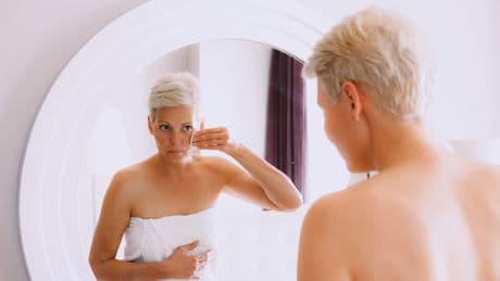 Jenna is aseksueel: ’Mijn vriend heeft seks met een andere vrouw’