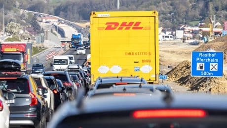 Unfall auf A8: Autobahn wegen brennendem Auto gesperrt