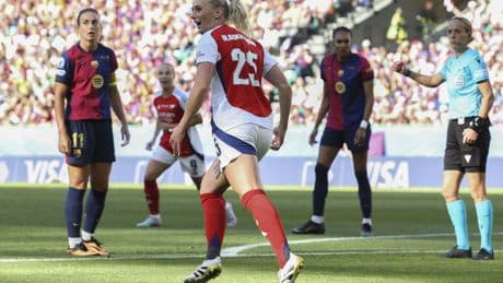 El Arsenal desactiva a un Barça espeso y sin chispa que pierde su reinado en Europa
