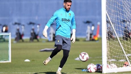 Caro vuelve a la portería del Cádiz con la sombra de sus números