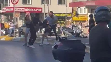 Laf attıkları kadınları darp ettiler: O anlar kamerada