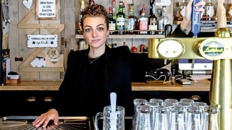 Kelly (32) werd op haar vierde misbruikt door buurman: ’Het liefst wikkel ik mijn kinderen in bubbeltjesfolie’