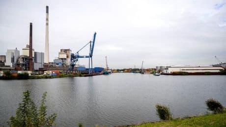 Unfall: Kran versenkt Schlepper im Bremer Industriehafen
