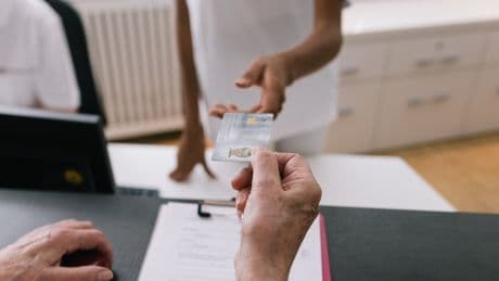 Verschleudern die Krankenkassen unser Geld? Dafür gehen Ihre Beiträge drauf