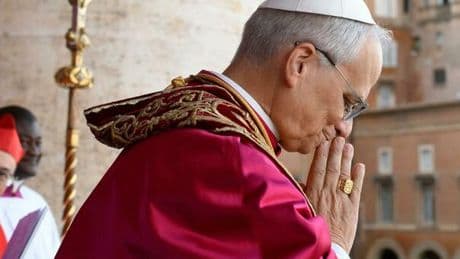 Papa Leone XIV, il primo a leggere un discorso scritto: torna la mantellina rossa, le lingue parlate e la ?festa? a Chicago