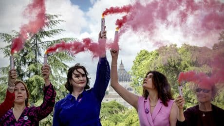 Fumata rosa, las mujeres reclaman su silla en el cónclave: "Es un pecado y un escándalo que seamos excluidas"