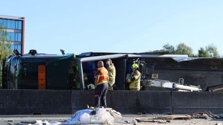 A12 bij Veenendaal in beide richtingen afgesloten na ongeval
