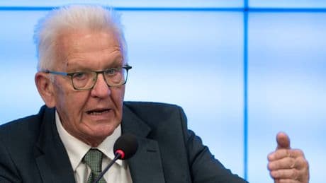 „Vertrauen erschüttert“  – Kretschmann rügt nicht besetzte Lehrerstellen