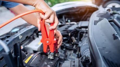 La seria advertencia de un mecánico sobre el estado de la batería de tu coche: "Esta señal indica que ya está fallando"