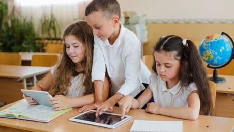 Vuelta al cole 2025: así limitarán las comunidades autónomas el uso de móviles y tablets en las aulas