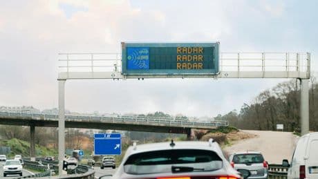 Una experta en coches desvela el truco infalible para que tu teléfono te avise de los radares: solo necesitas una aplicación