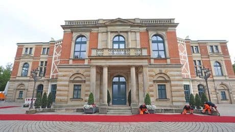 Opern-Spektakel: Merz, Merkel, Klöckner - die Politik reist nach Bayreuth