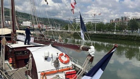 Atraca en Bilbao el buque escuela de la Marina francesa 'Belle Poule' que se podrá visitar hoy y mañana