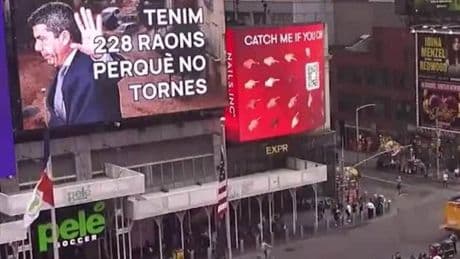 El hiriente mensaje de Compromís a Mazón en Time Square: «228 razones para que no vuelvas»