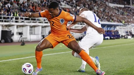 Denzel Dumfries schrikt af en toe wakker: ’Dan denk ik: wat is er gebeurd?’