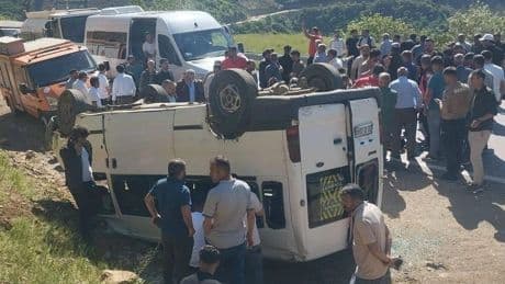 Hakkari'de servis minibüsü takla attı: 13'ü öğrenci 14 yaralı