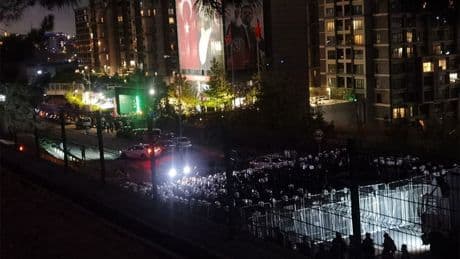 CHP Gençlik Kolları, İstanbul İl binasına çağrı yaptı; çevik kuvvet başkanlığı ablukaya aldı, yollar kapatıldı: Son kalemizi savunacağız!