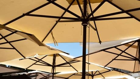 Il luogo comune degli ombrelloni vuoti