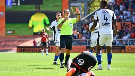 Ligue 1 : en vidéo, le Stade Rennais réduit à neuf après dix minutes de jeu dans le derby breton
