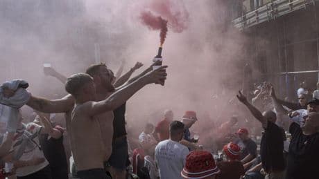 Agresiones, lanzamiento de objetos, mesas, sillas, contenedores: hinchas británicos provocan altercados